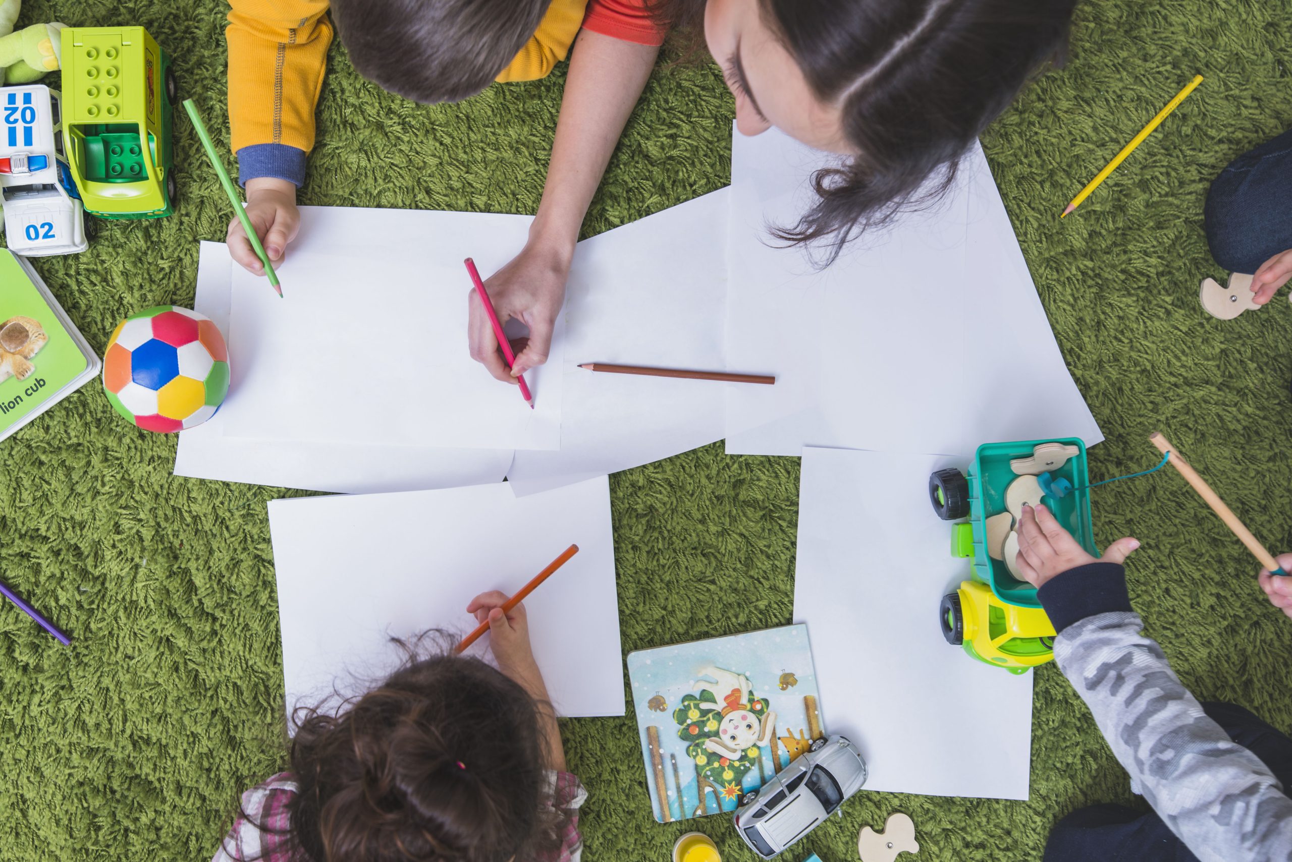 kids-drawing-playing